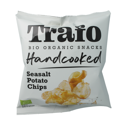 Trafo Chips en Zoutjes handcooked zout bio, 40g, showing crispy chips with sea salt in a natural setting