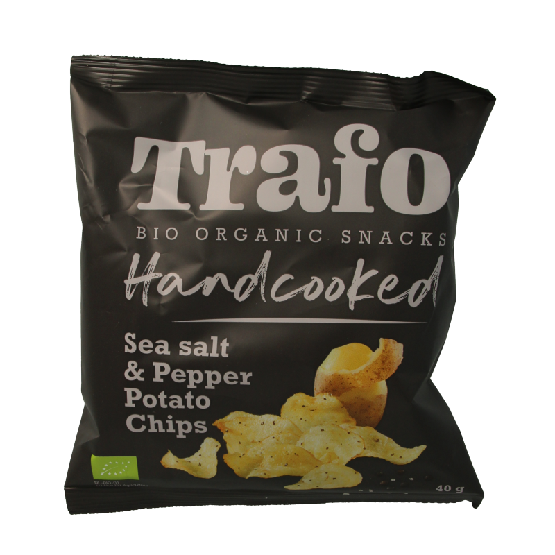Handcooked Trafo Chips with organic salt and pepper flavor, 40 grams, showcasing golden, crispy chips in a close-up image.