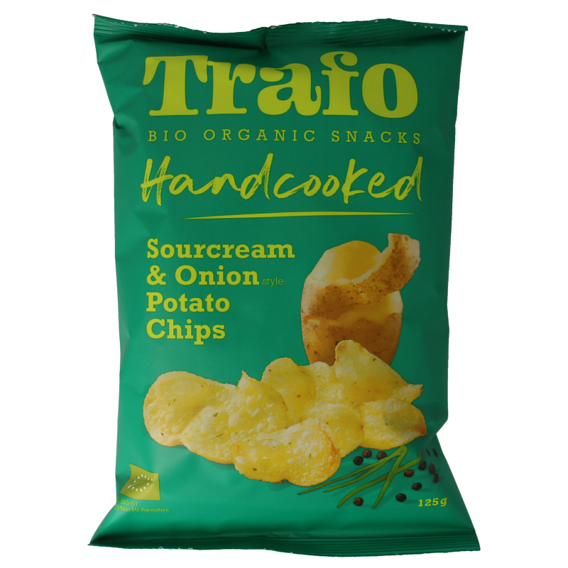 Trafo handcooked sour cream & onion bio chips in 125g bag, showing crispy chips with sour cream and onion flavor.