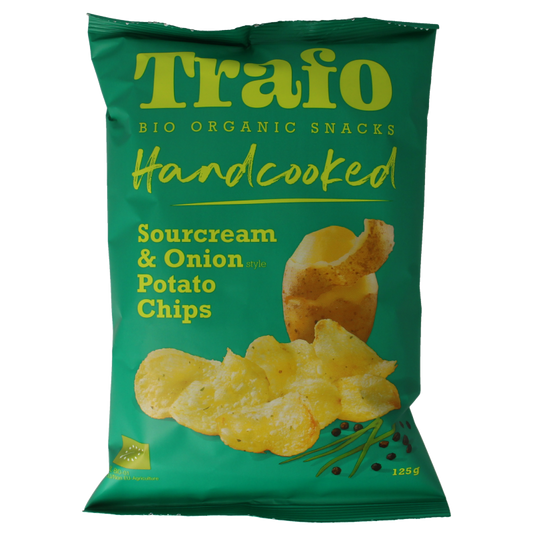 Trafo handcooked sour cream & onion bio chips in 125g bag, showing crispy chips with sour cream and onion flavor.