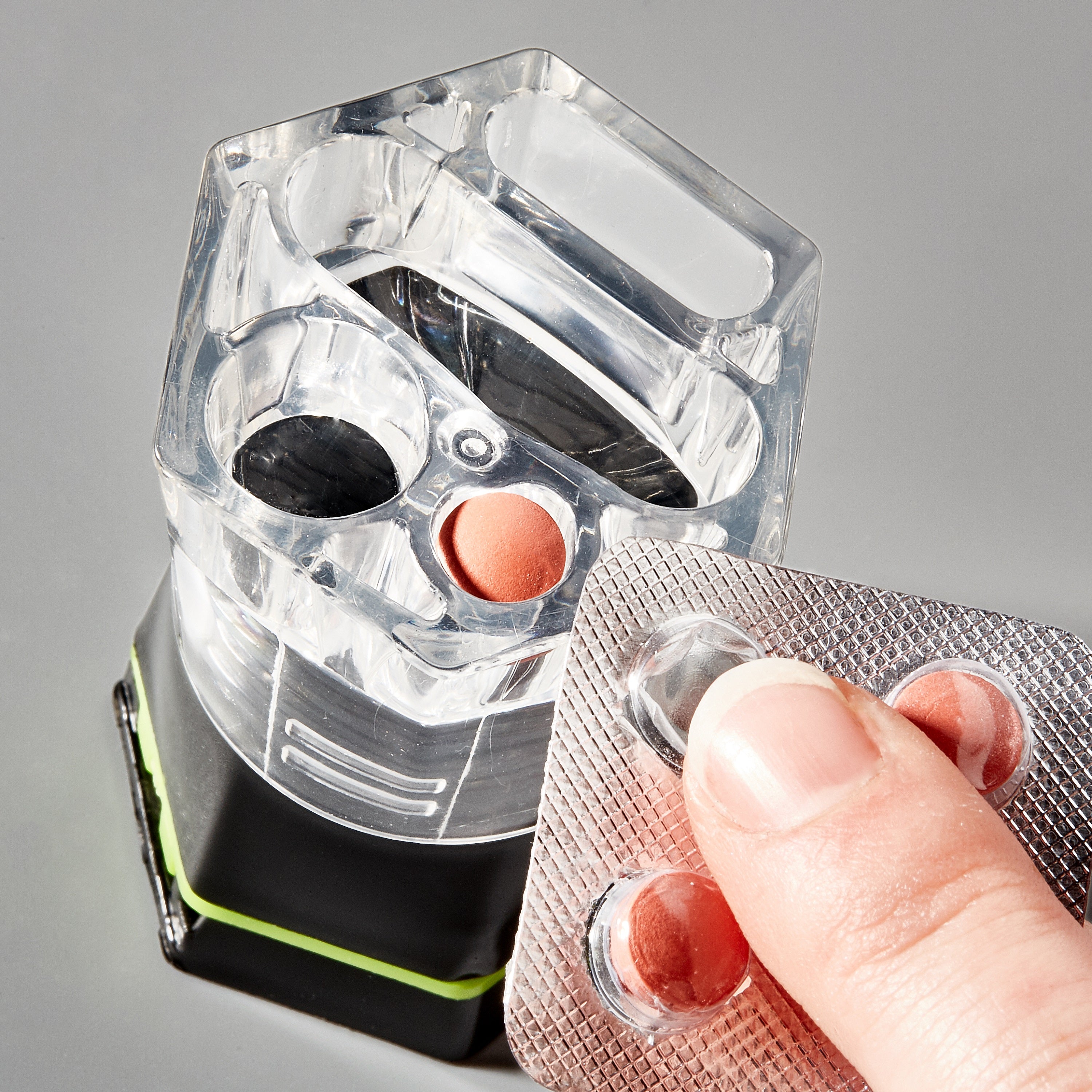 Vitility medicijnbewaardozen with pill organizer, compact storage for medication, in neutral colors, ideal for daily use.