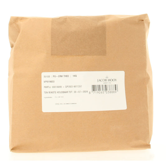 Jacob Hooy Pu Erh thee in a 1kg package, traditional Chinese fermented tea, with a dark, rich appearance in a resealable bag.