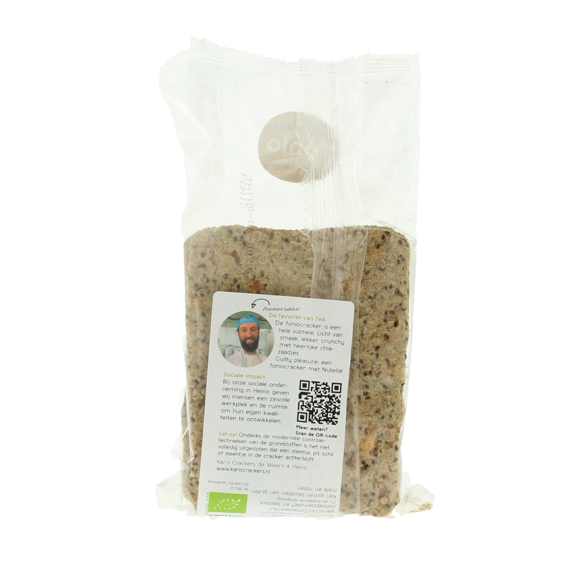 Kari's Crackers bio knekkebrod with fonio, gierst, and chia seeds, showing a stack of crispy, whole-grain crackers in a natural setting.