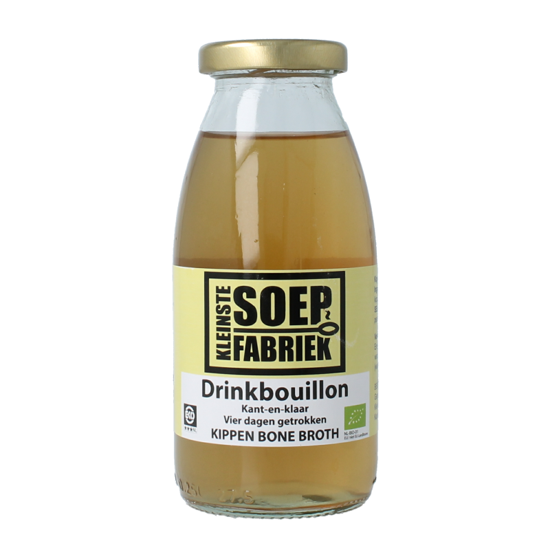 Kleinstesoepfabriek bio kip drinkbouillon in 245ml container, featured in a clear glass with fresh herbs and vegetables.
