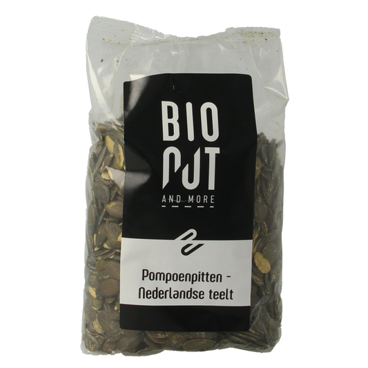 Bionut organic pumpkin seeds from the Netherlands, raw superfood in a 500g package, shown in a clear image.