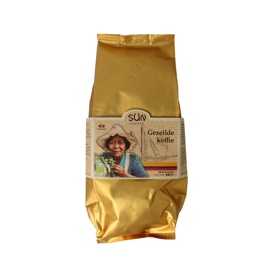 SUN Coffee Gezeilde koffiebonen medium roast bio, 1 kg, organic coffee beans displayed in a clear bag with a label.