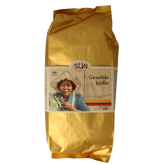 Sun Coffee Gezeilde dark roast organic coffee beans in 1 kg bag, showcasing glossy roasted coffee beans on a neutral background.