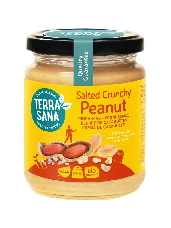 Crunchy TerraSana organic peanut butter with sea salt spread on bread, 250g jar, natural and flavorful broodbeleg.