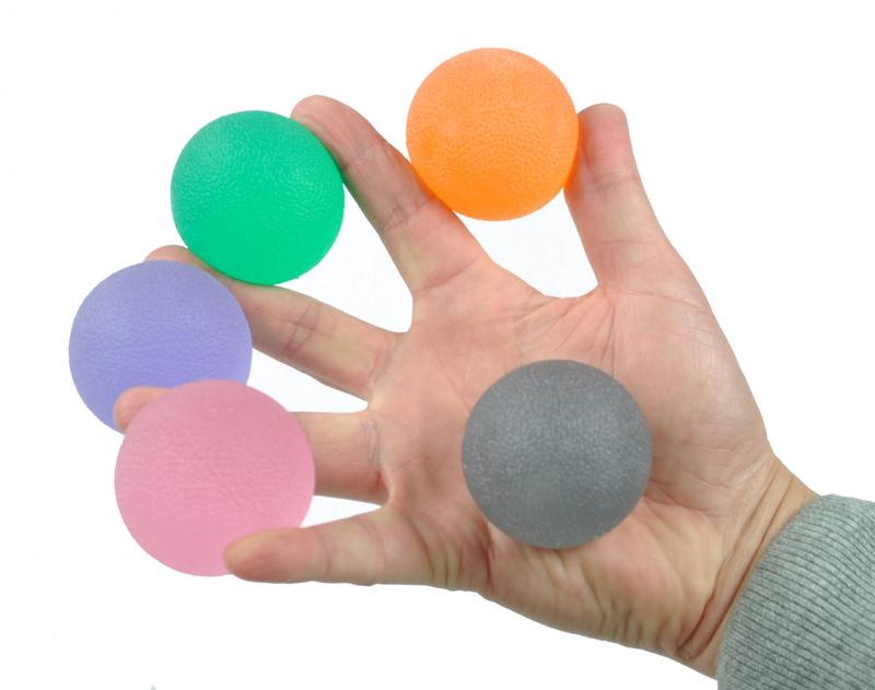 Able 2 Handtrainer gelbal medium groen for exercise and therapy, showing a green gel-filled hand grip in a natural setting.