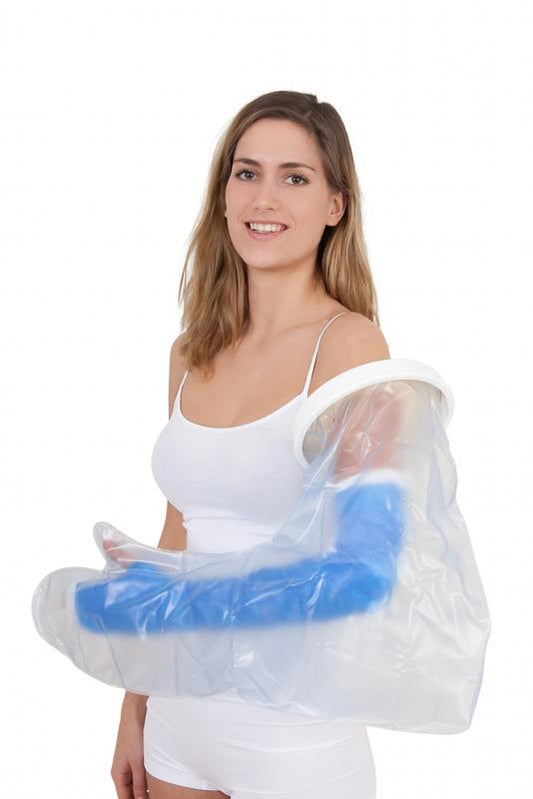 Able 2 Gipshoes hele arm volwassenen, protective covers for shower and bath, shown on a person’s arm in a bathroom setting.