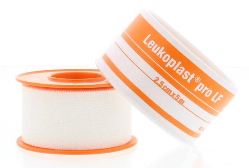 Leukoplast Hechtpleister pro adhesive bandage, 5m x 2.5cm, for wound care, shown on a clean surface.