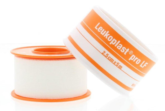 Leukoplast Hechtpleister pro adhesive bandage, 5m x 2.5cm, for wound care, shown on a clean surface.