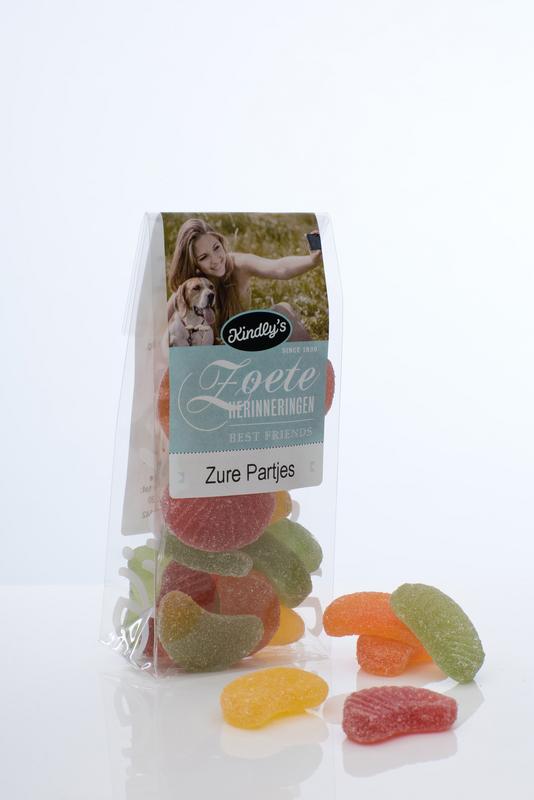 Kindly's Zure Partjes zoete herinneringen snoepgoed in 150g package, colorful fruit-flavored candies on a white background.