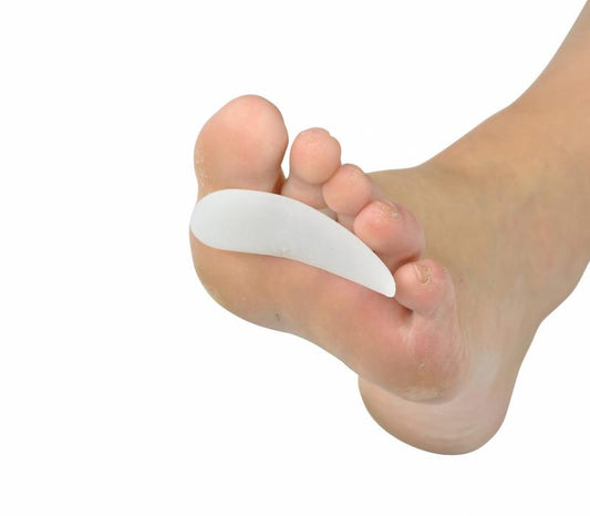 Able 2 Teenbeschermer gel for foot care, shown in size S/M, designed to protect and cushion toes in a natural foot care setting