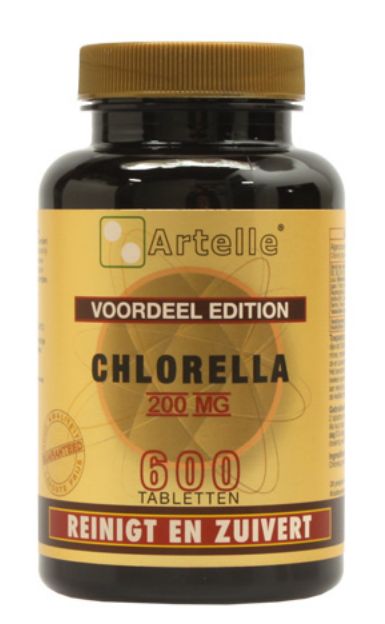 Artelle Chlorella 200mg supplement bottles with green tablets in blister packs, part of Artelle kruidenpreparaten collection.