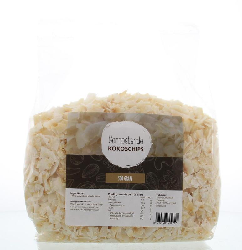 Roasted coconut chips from MijnNatuurwinkel, 500g pack, displayed in a clear bowl on a wooden surface.