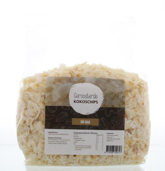 Roasted coconut chips from MijnNatuurwinkel, 500g pack, displayed in a clear bowl on a wooden surface.