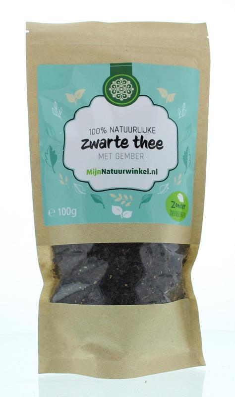 MijnNatuurwinkel zwarte thee met gember in 100g verpakking, with dried ginger slices and tea leaves in a natural setting.