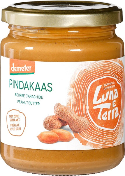 Smooth organic Luna E Terra Pindakaas broodbeleg spread on bread in a jar, 250 grams, natural peanut butter.