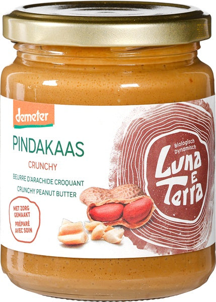 Luna E Terra crunchy organic peanut butter spread on bread, 250g jar, natural bio broodbeleg with a textured peanut butter appearance.