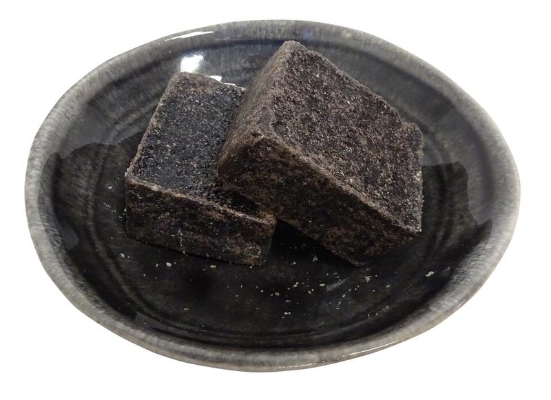 Aroma Vera Amberblok zwarte amber geurverspreider, 1 stuk, showcasing the sleek black resin block used for aroma diffusion.