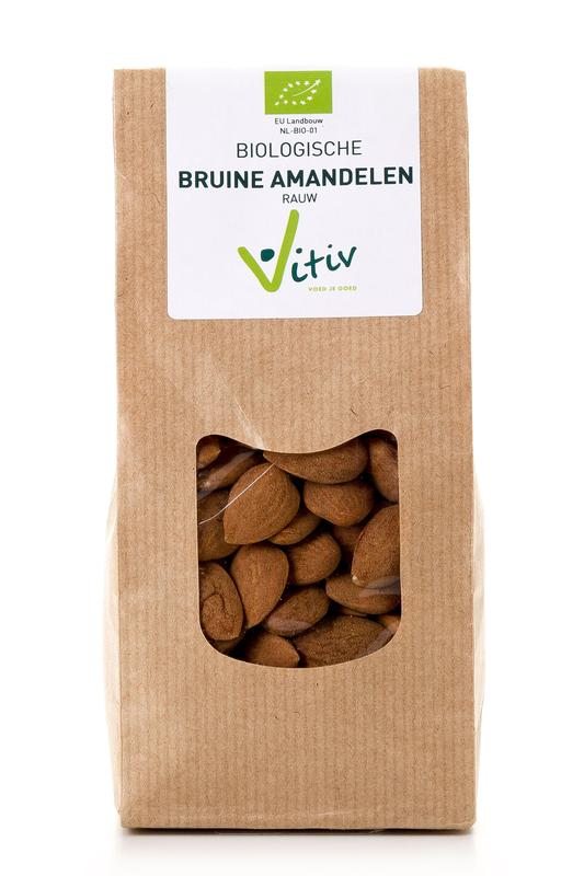 Raw organic Vitiv Amandelen met vlies in a 500g pack, showcasing fresh, whole almonds with skin, ideal for superfood recipes.