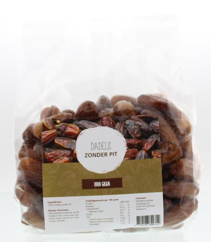 Fresh pitted Dadels from MijnNatuurwinkel, 1 kg, displayed in a natural setting with their smooth, dark skin visible.