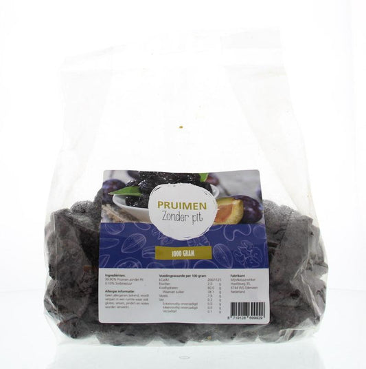 Fresh pitted plums from MijnNatuurwinkel, 1 kilogram, displayed in a basket with some leaves and natural lighting.