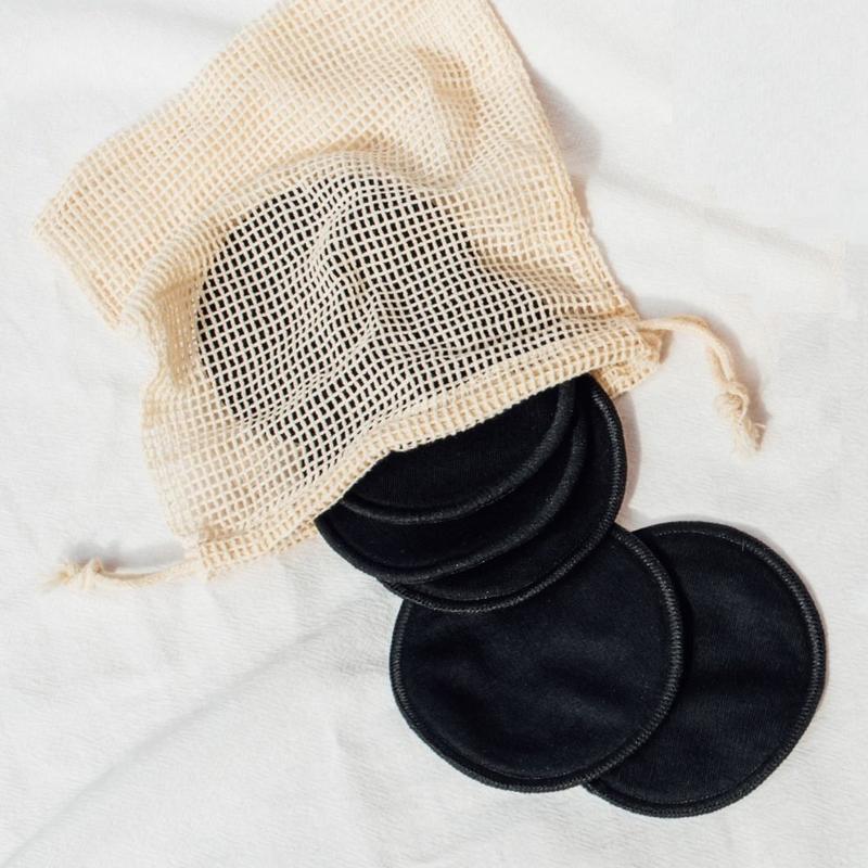 Set of 18 black reusable facial cotton pads from Betere Producten, eco-friendly skincare accessories for gentle face cleansing.