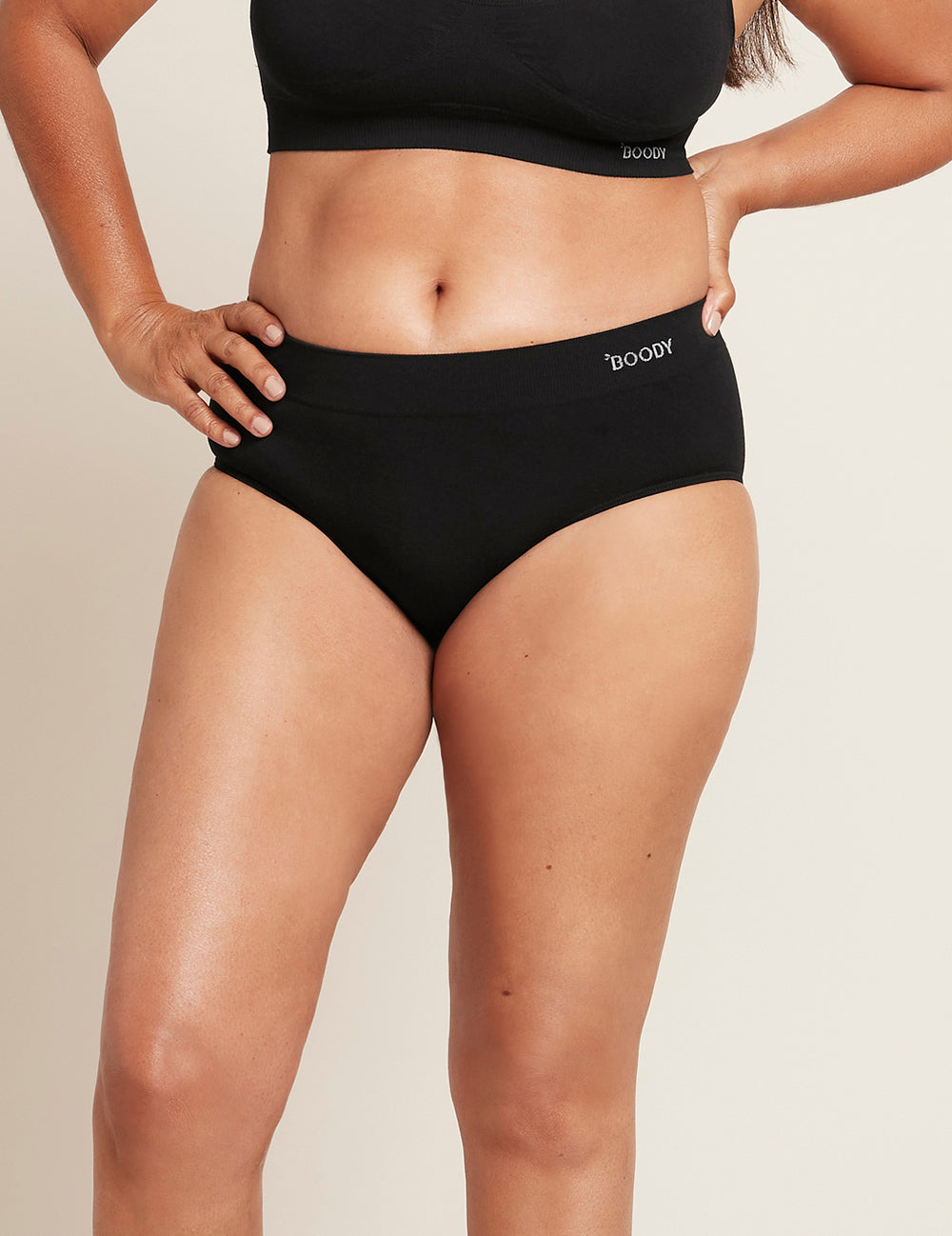 Black Boody midi hip slip in size M, shown flat with smooth fabric and simple design, suitable for comfortable everyday wear.