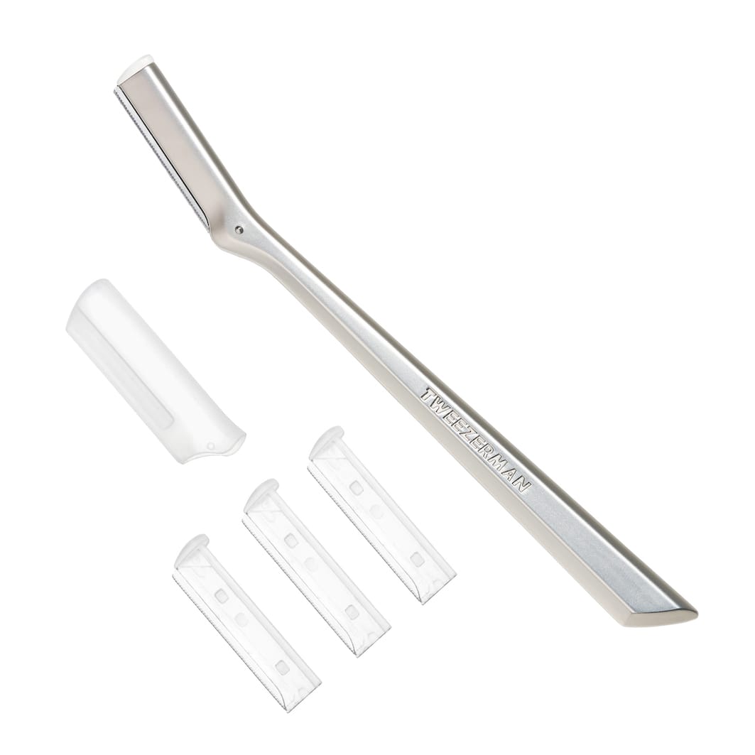 Tweezerman facial razor replacement blades set of 4, close-up of blades designed for precise facial hair removal.