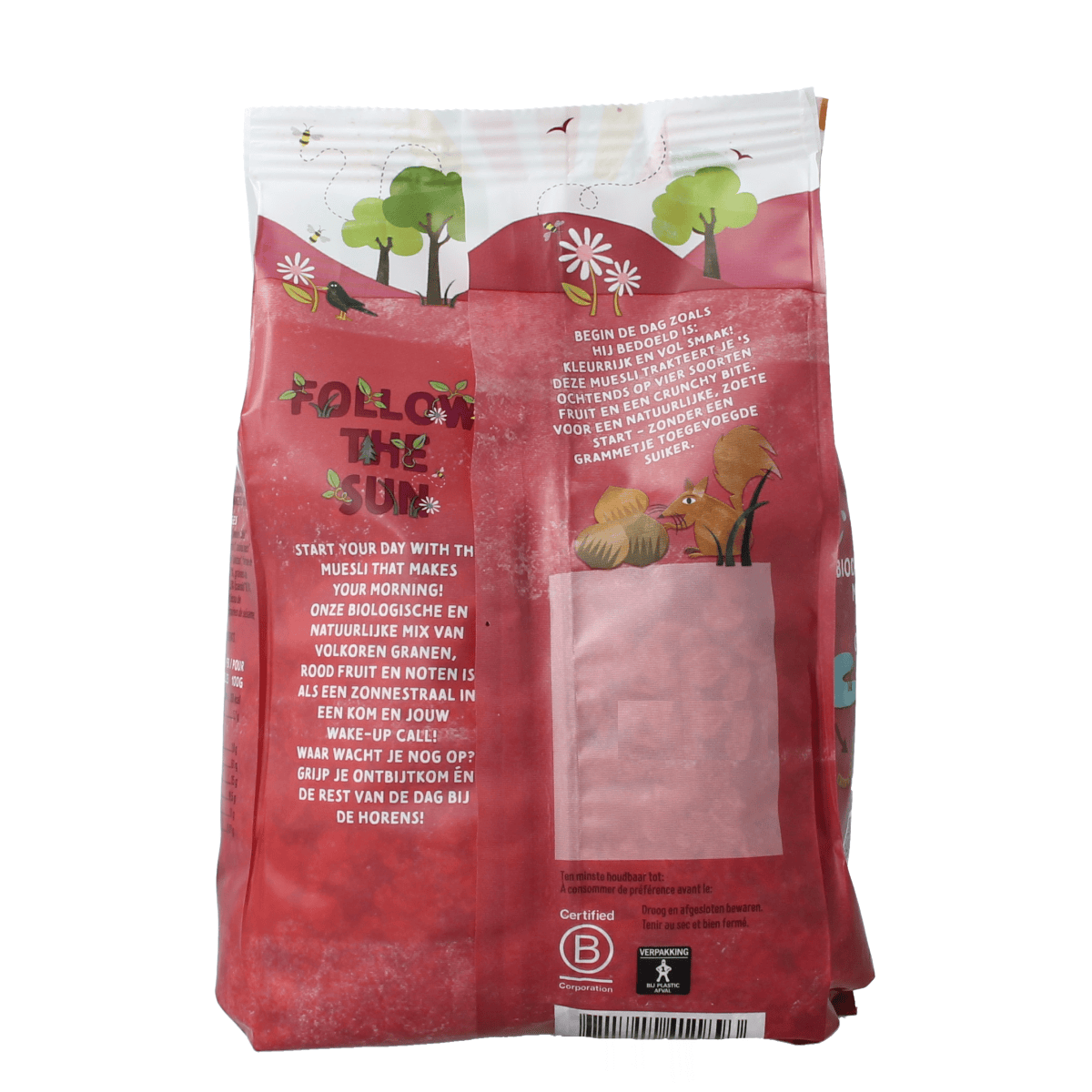 Zonnatura Muesli Rood Fruit bio breakfast cereal in a bowl with dried red fruit and grains, natural and organic product.